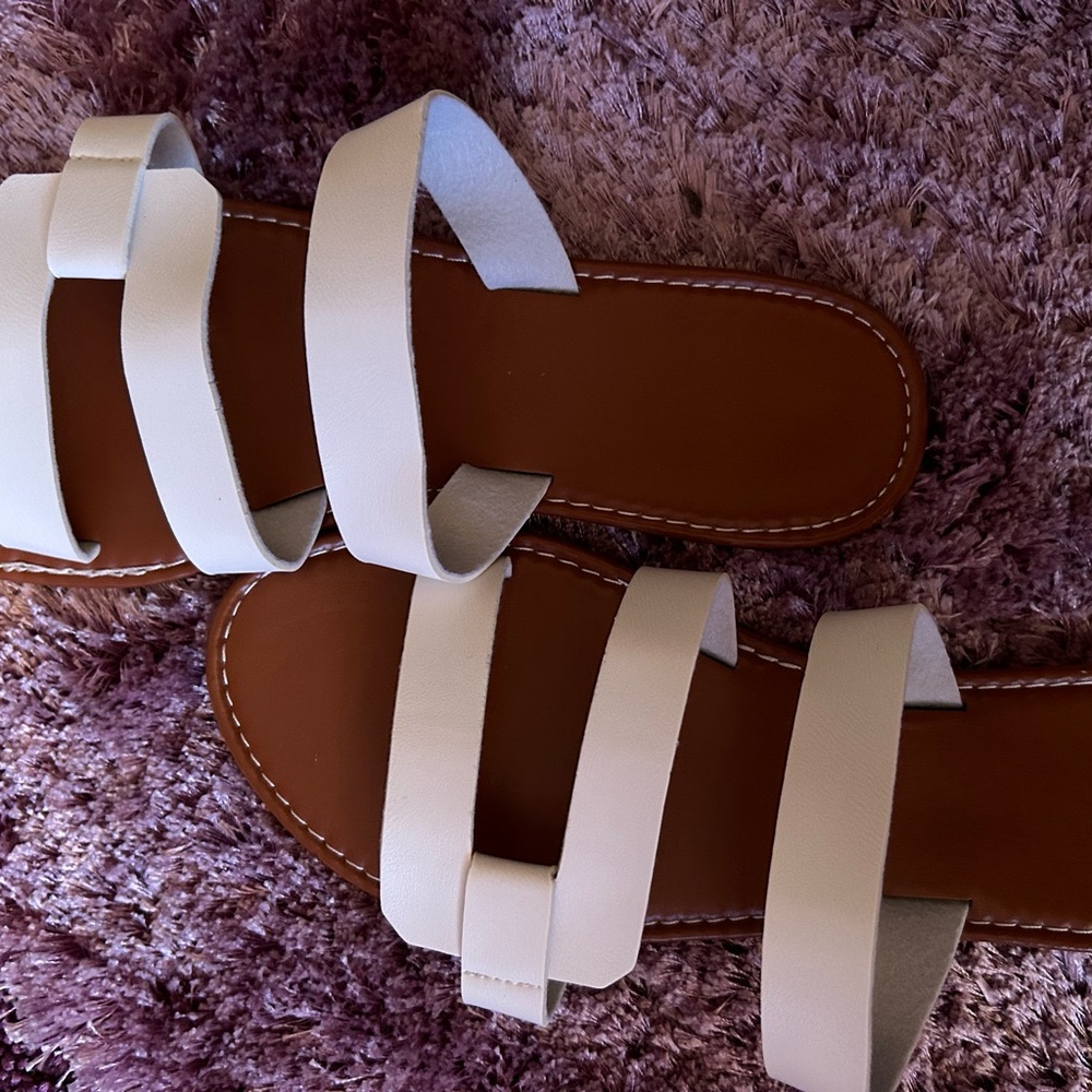 Women’s White Flat Sandals NWOT - Picture 4 of 7